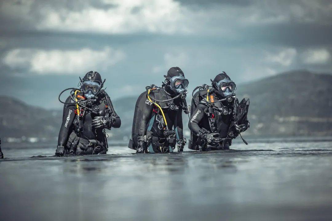 潜水技能也要具备超强的特战技能成为一名合格的"蛙人"要经过淬火磨练