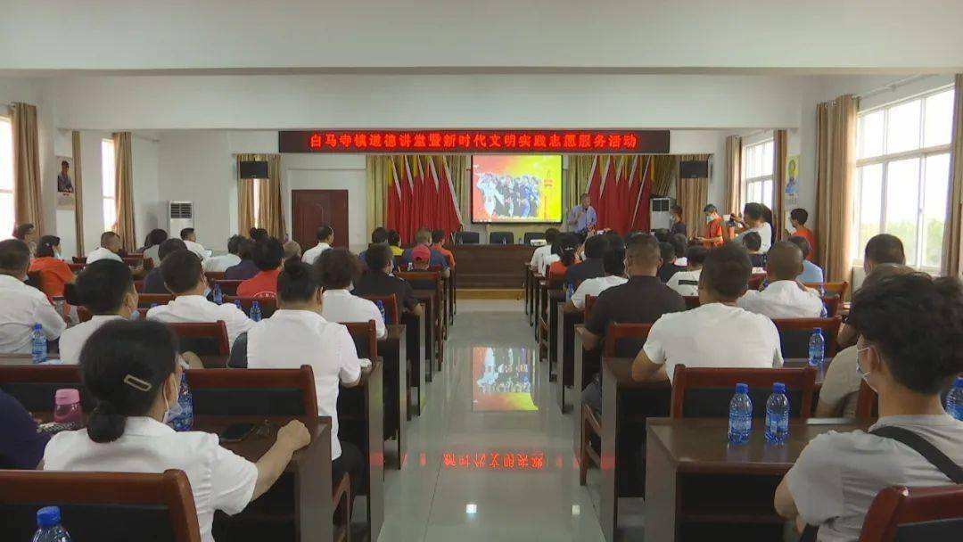 全国道德模范王春来,国家一级歌唱家包团梅应邀参加活动.