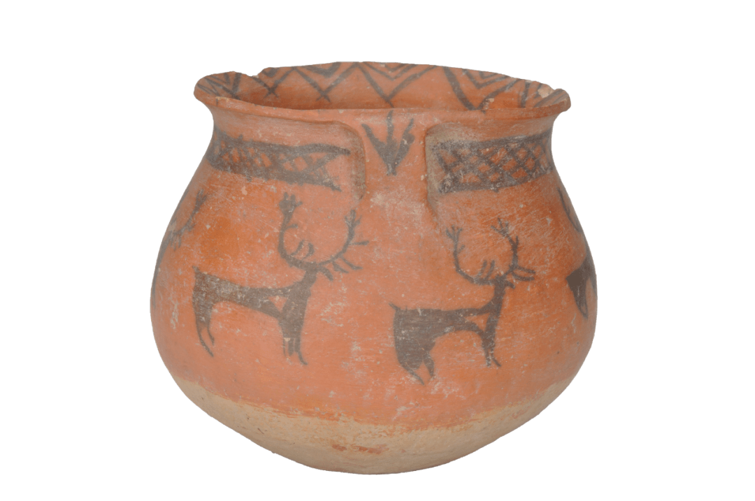 青海省博物馆收藏的这件青铜时代卡约文化鹿纹双耳彩