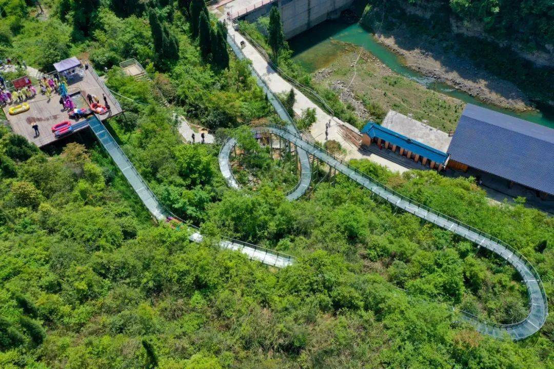 周末赶紧约遵义这个世外桃源景区重磅福利袭来空中玻璃滑道全羊烧烤