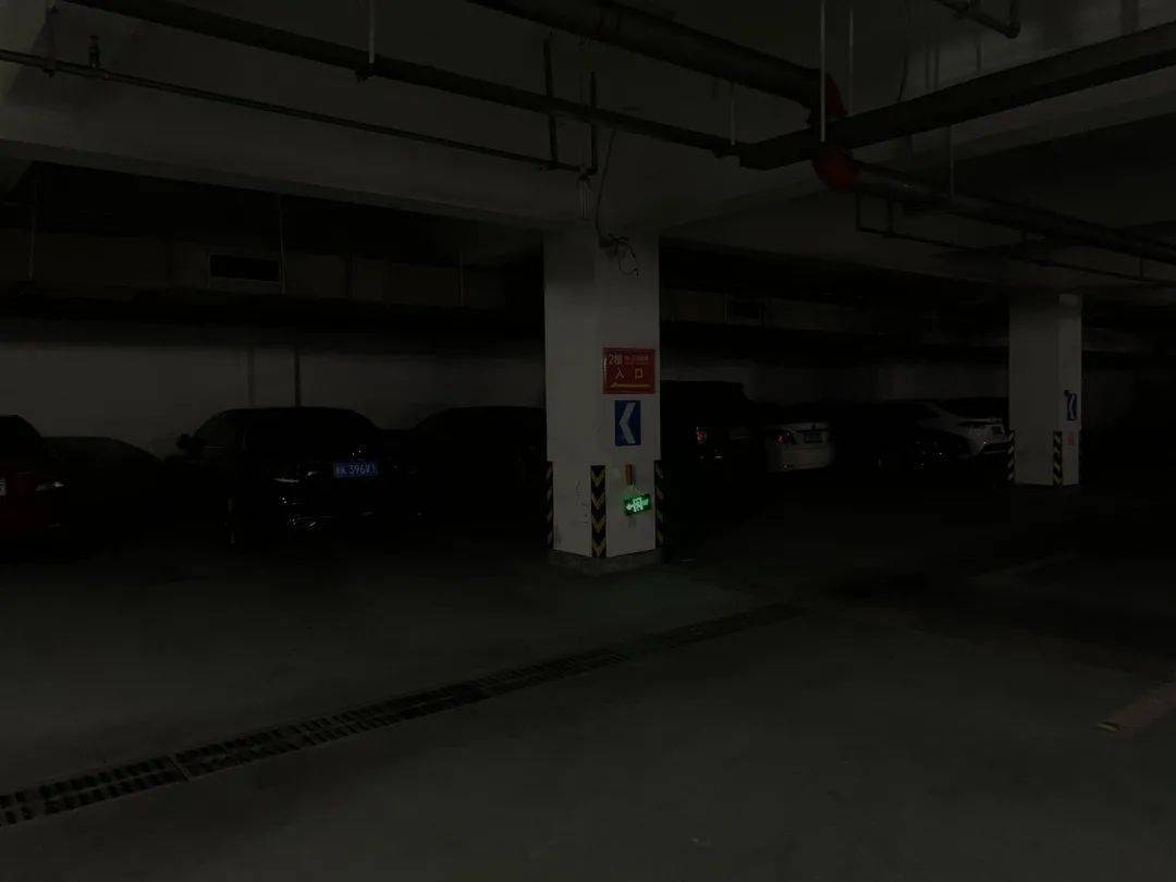 丽水市区这个停车场太"黑"了!_地下