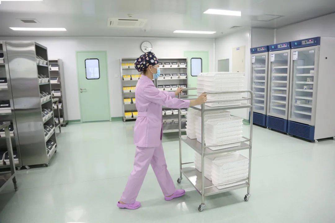 静配中心占地面积640平方米,配备水平层流洁净台,生物安全柜,自动贴签