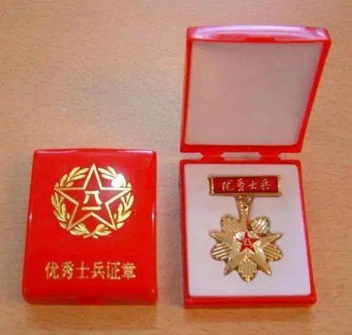 2015年颁发的"优秀士兵"证章 ▼新的奖章新的荣誉来了召唤着每一名有