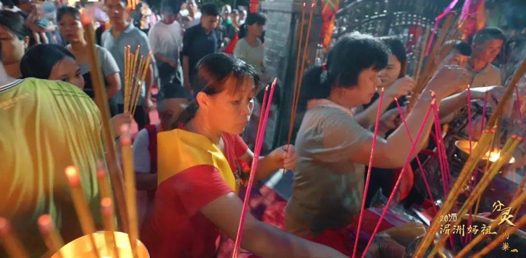 为纪念湄洲妈祖分灵内輋妈祖坛一周年,内輋妈祖坛乩童林明妈陀郑晓洁