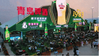 青岛啤酒中滋滋冒油的小烧烤儿味美可口的现烤海鲜清凉爽口的新鲜啤酒