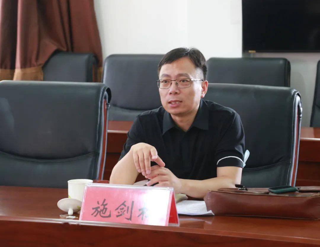 区政府教育督导室主任冯江全,中国教育报北京站执行站长施剑松出席