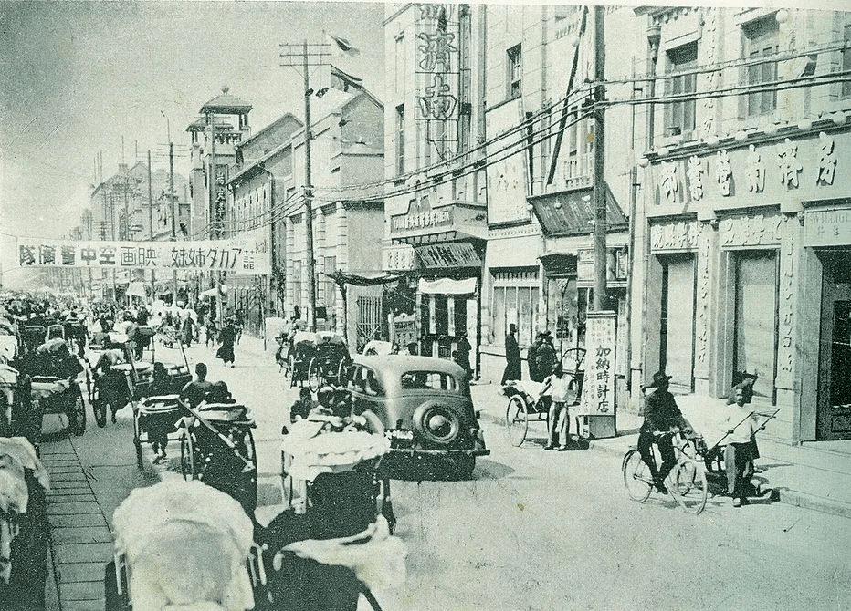 自行车和黄包车依旧是那个时代最主要的交通工具.