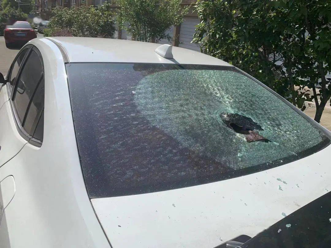 他把私家车停在路边后,离开了一会,回来时竟发现车子的挡风玻璃碎裂了