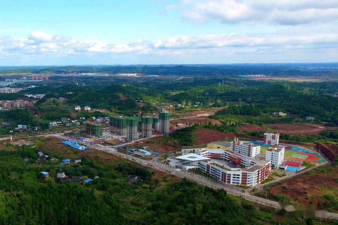 安居育才操场△安居一中的建设只是安居区在不断改善育人条件,不断