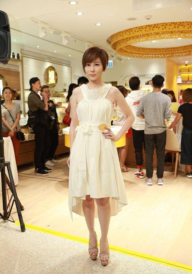 陈美诗的裹身裙用料不足颜色有浅有深不均匀真不咋高级