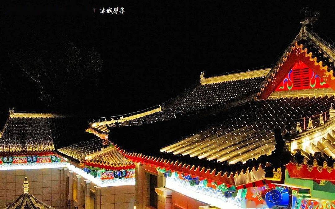 夜色里的元首楼更显其中华建筑的精美.