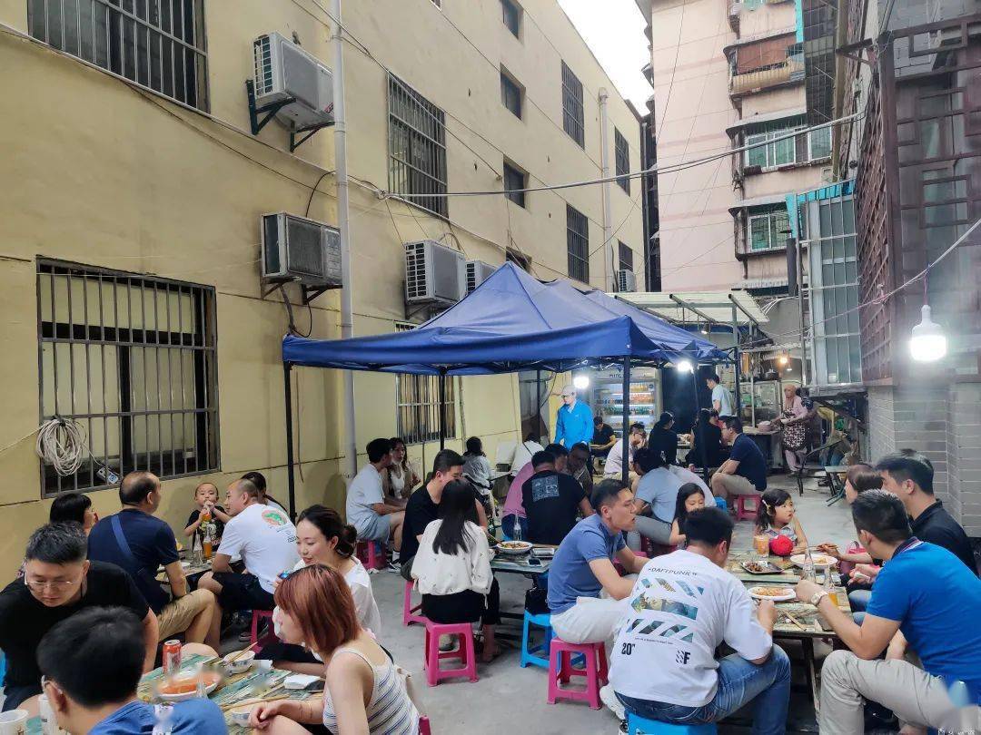 动道自助的,专人帮烤的串串的,烤盘的夏天的空气里全是烧烤的香味beef