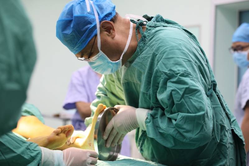 手术|95后脑瘫小伙20多年来走路“剪刀步”，从江西来深圳求医