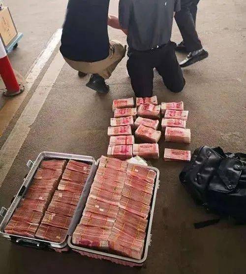 毒贩栽了行李箱一开惊现216万元毒资