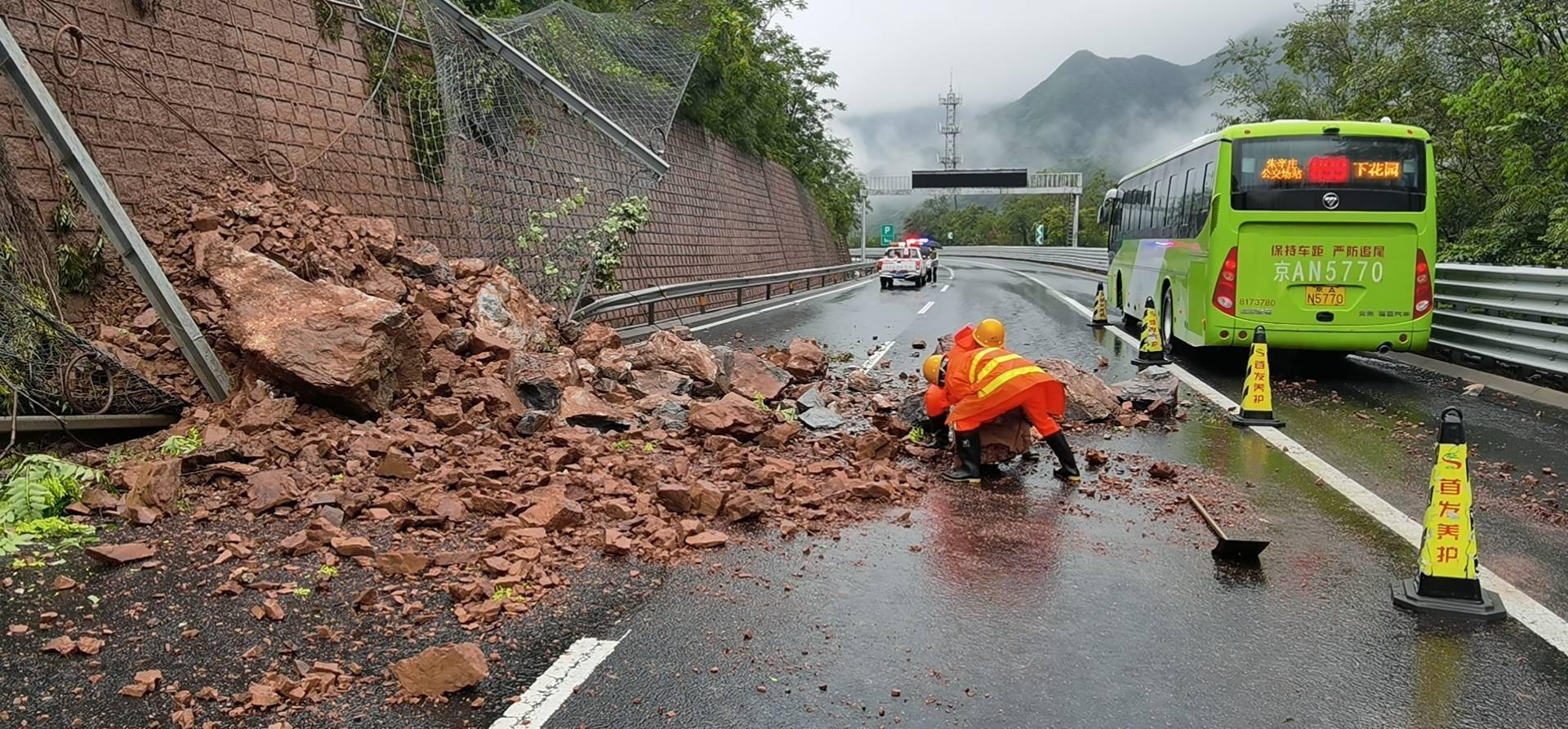 北京多条道路因降雨中断,京藏高速进京一路段发生山体滑坡_积水