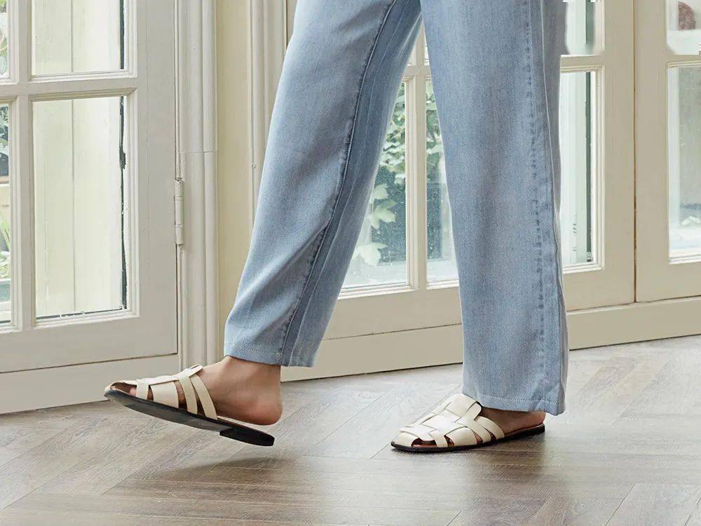 材质|清凉穿搭的灵魂单品：编织羊皮凉鞋，瞬间“拔”高气质