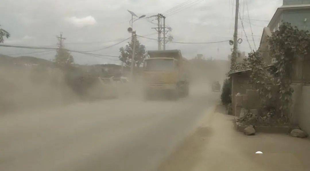 6月份开始道路路况越来越差,每当有货车经过都会带起沙尘暴一样的灰尘