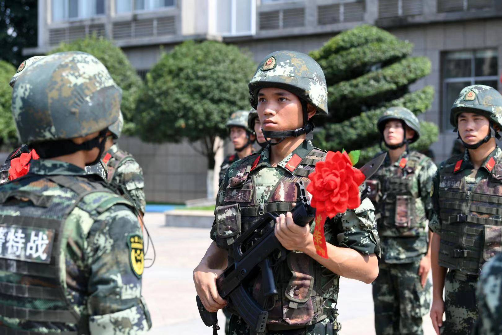 据介绍,授枪仪式是军人的"成人礼",新战士接过钢枪,不仅是荣誉的褒奖