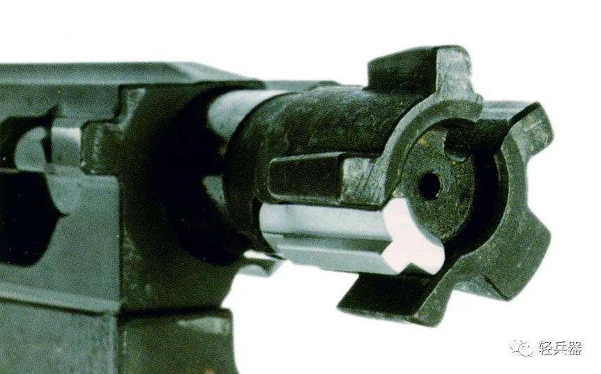 由于弹匣口采用倾斜式设计,所以弹匣插入后也呈倾斜状机匣前端左侧