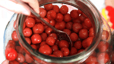 青梅 ·绿绿的这一罐是青梅,在众多咸酸中最为抢眼.