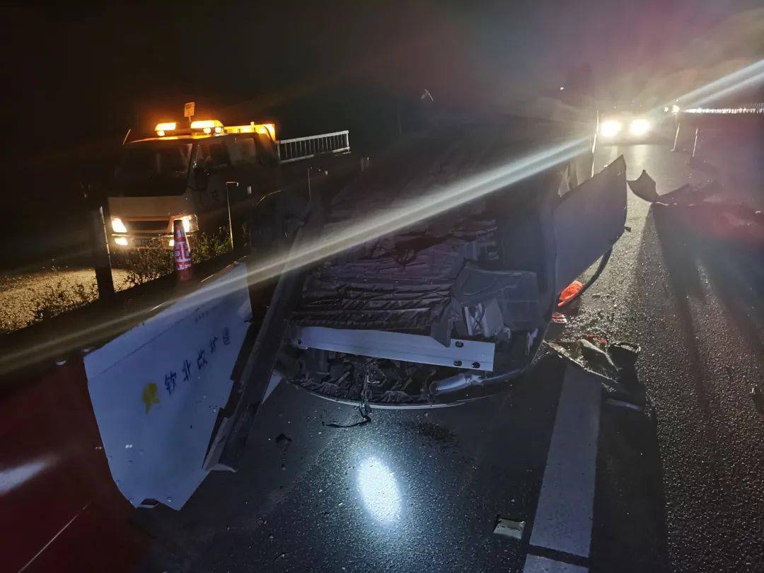 翻車,可怕!她倆在車禍現場的舉動,更可怕!