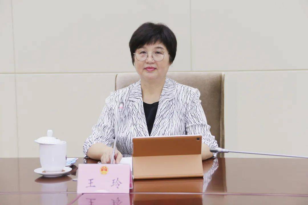 省人大常委会召开主任会议