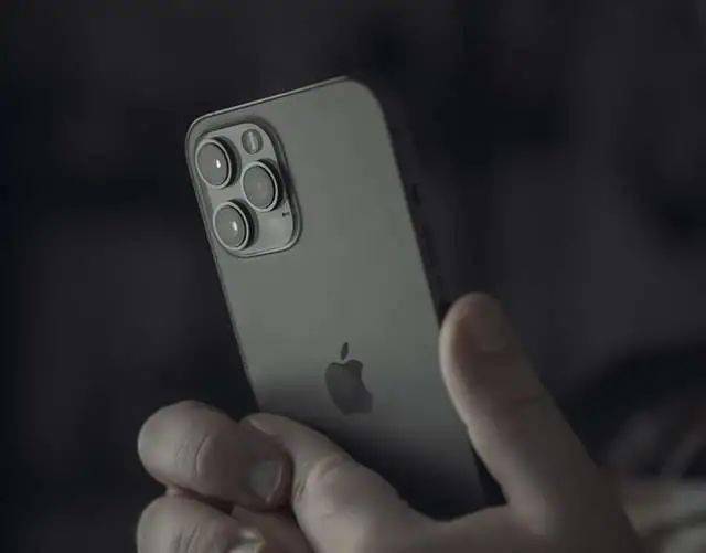 暗处看手机对眼睛有什么危害 642713e4412541b8bd781b69da673d2e.jpeg