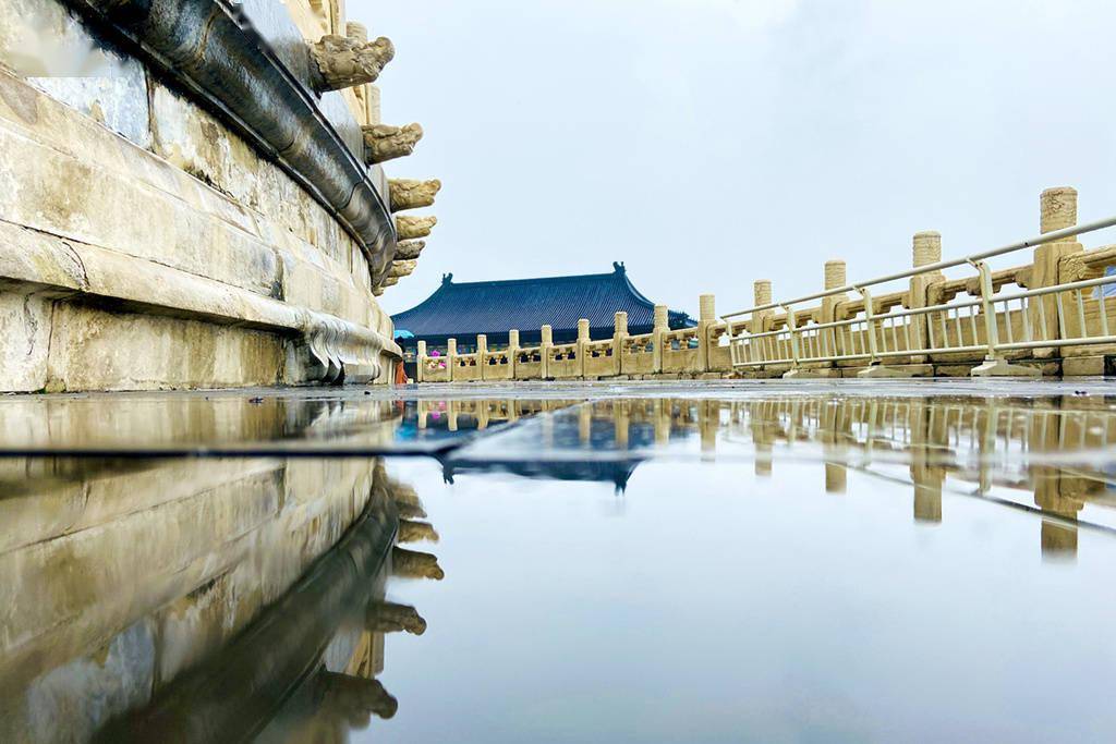 北京雨后古建筑群倒影空间感十足