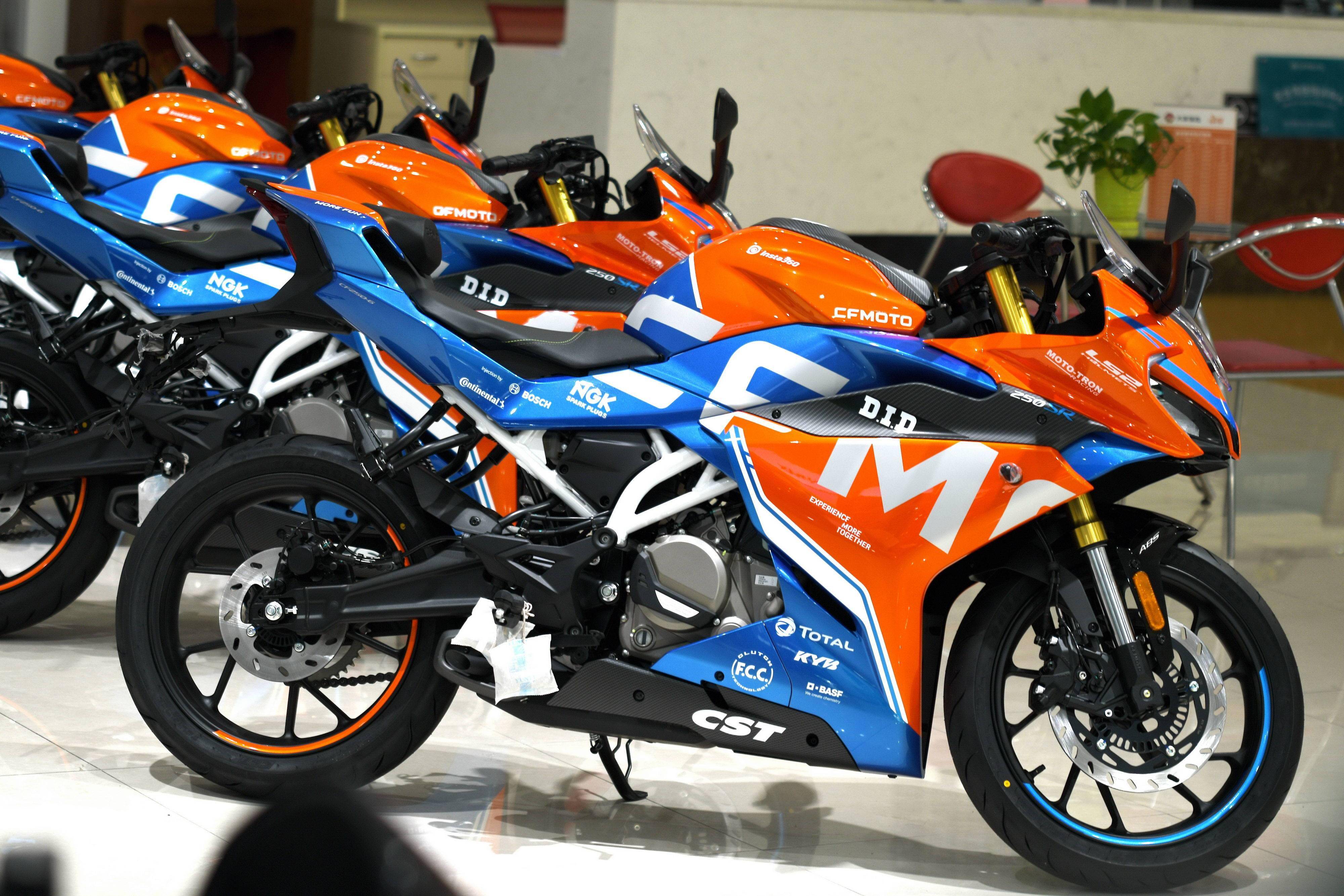 春风摩托新贴花 250sr 赛道版开箱_搜狐汽车_搜狐网