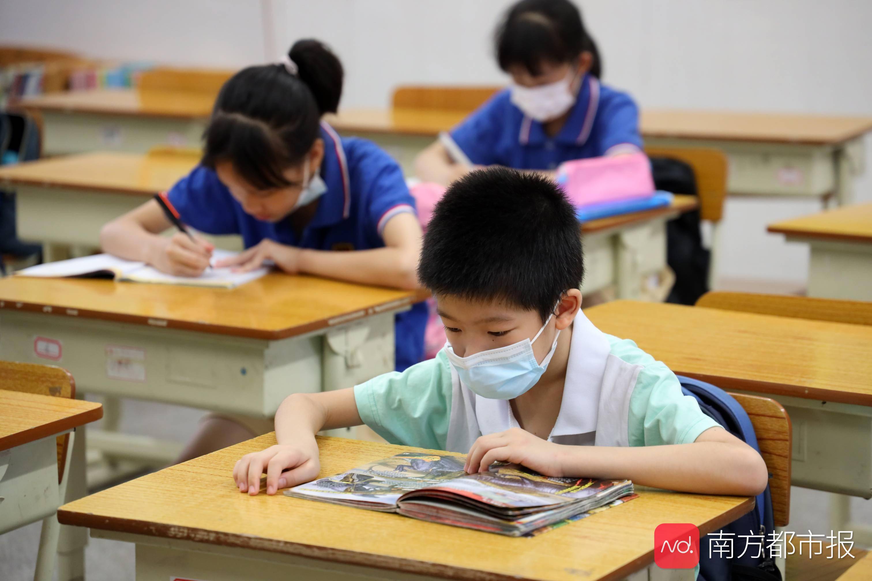 广州暑期校内托管首日,家长趴在墙外看娃打篮球,放飞机