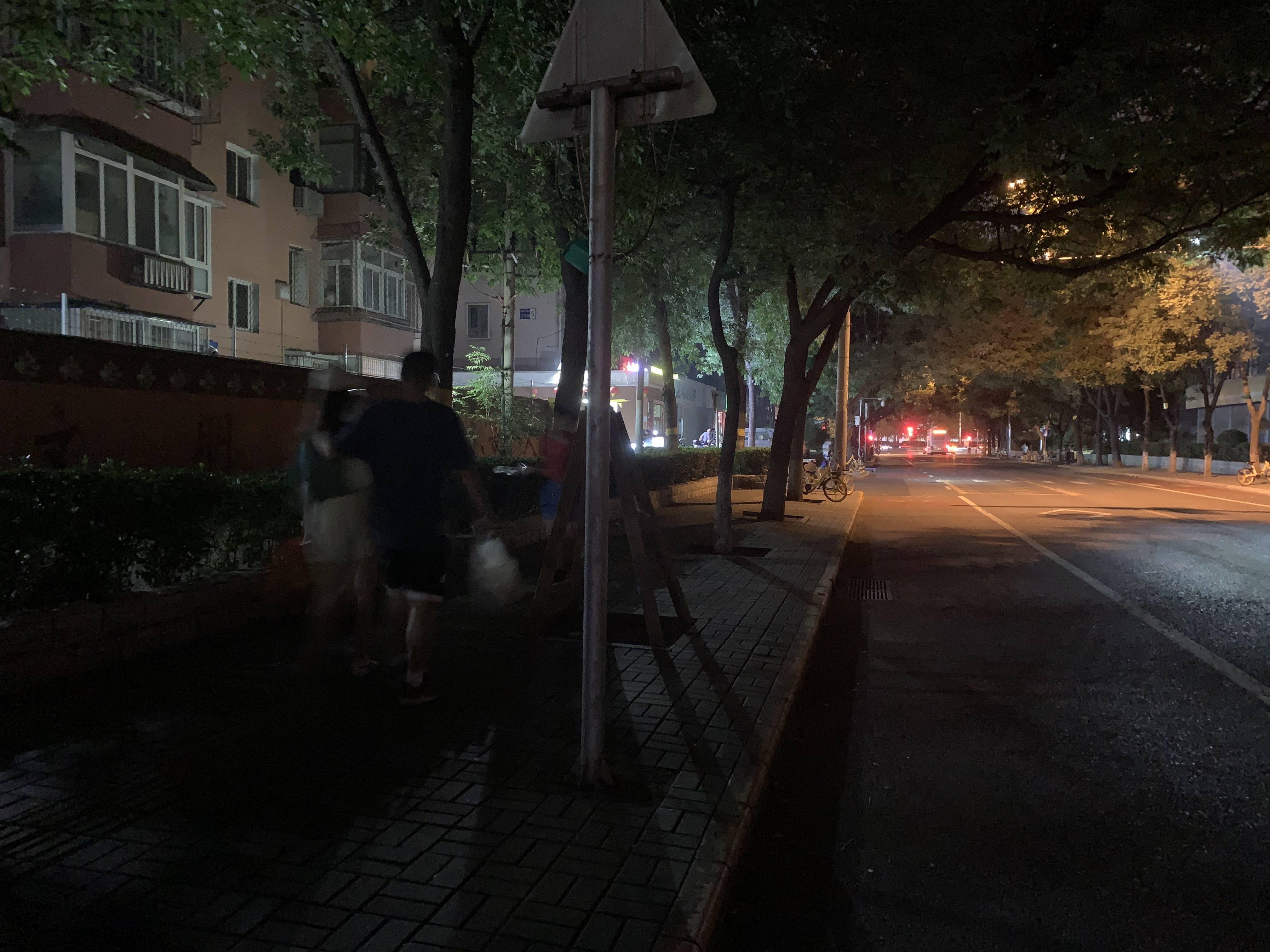 太黑走夜路成了睁眼瞎