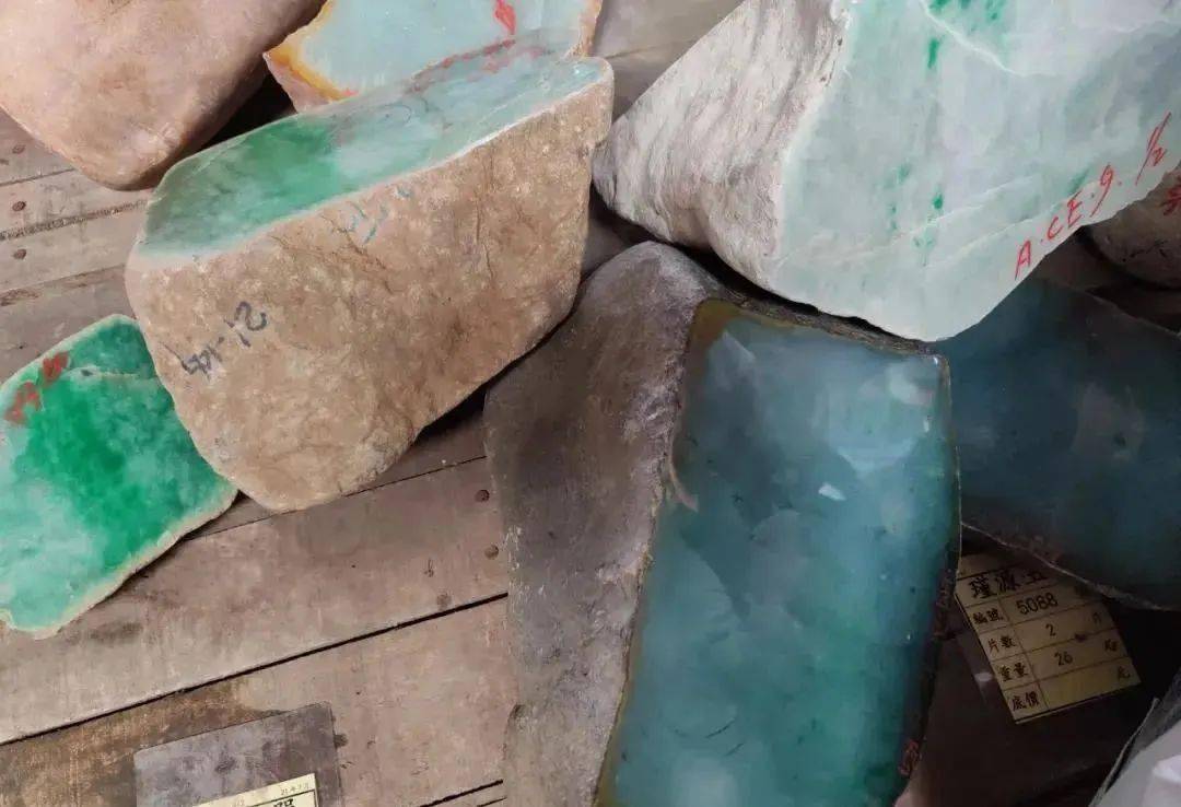 我靠赌石财色双收 穷小子赌石双修