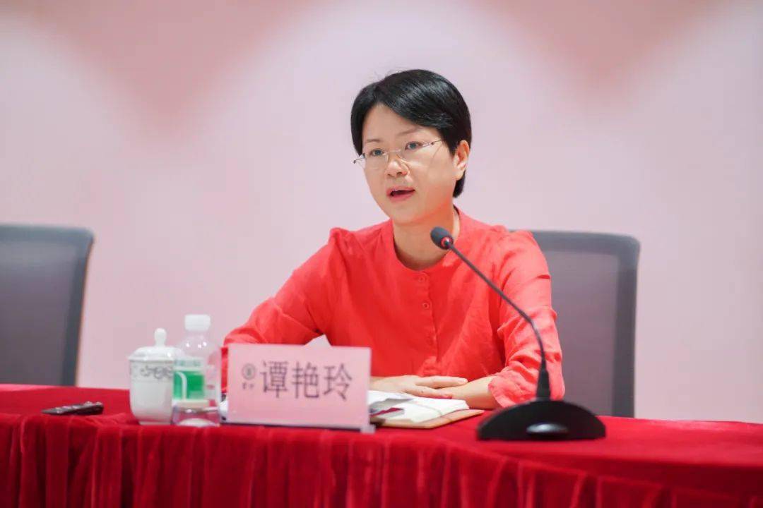 里水镇党委书记谭艳玲出席会议并对"创文"工作作指示,要求要做到认识