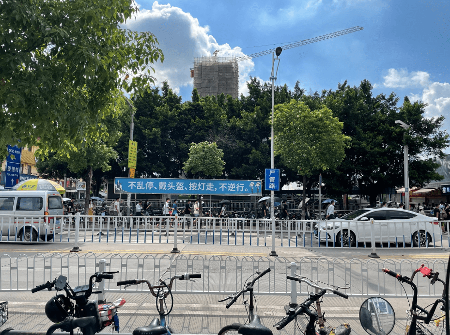 厦滘地铁站周边环境秩序变了样!洛浦街重点整治显成效