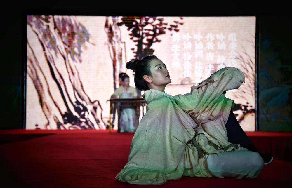 廊坊首届荷花汉服文化节在御龙河公园开幕