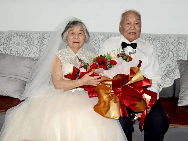 拍摄了人生中第一张婚纱照在县老年大学的帮助下与丈夫陈明新耄耋之年
