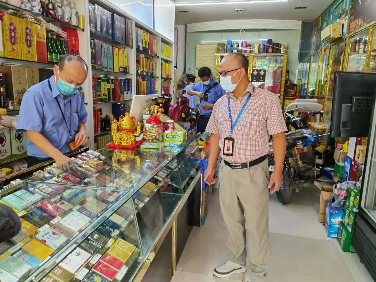 3间,查获假烟,走私烟27条,区烟草稽查大队的执法人员对其进行查封没收