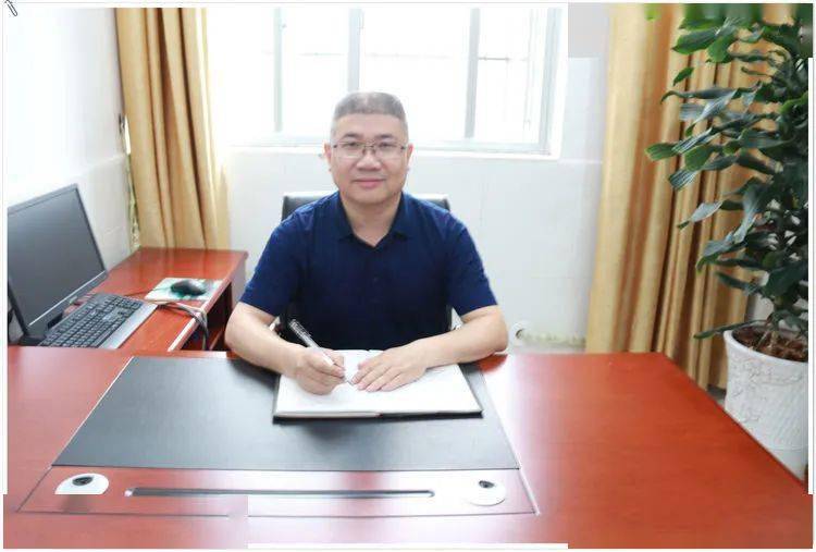 学校由安远一中副校长,正高级名师唐万清领航掌舵.