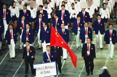 网友|东京奥运会中国队“入场服”终于不是番茄炒蛋了！网友：像酒店迎宾服