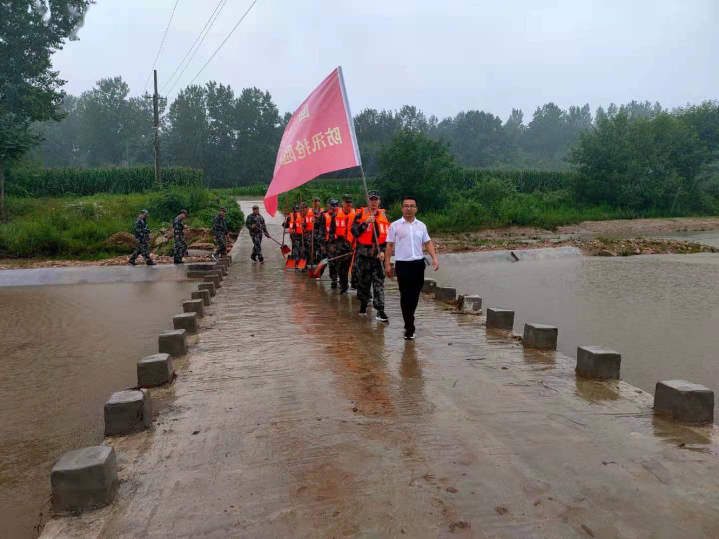 桐柏县回龙乡:我为群众办实事 防汛抢险勇当先