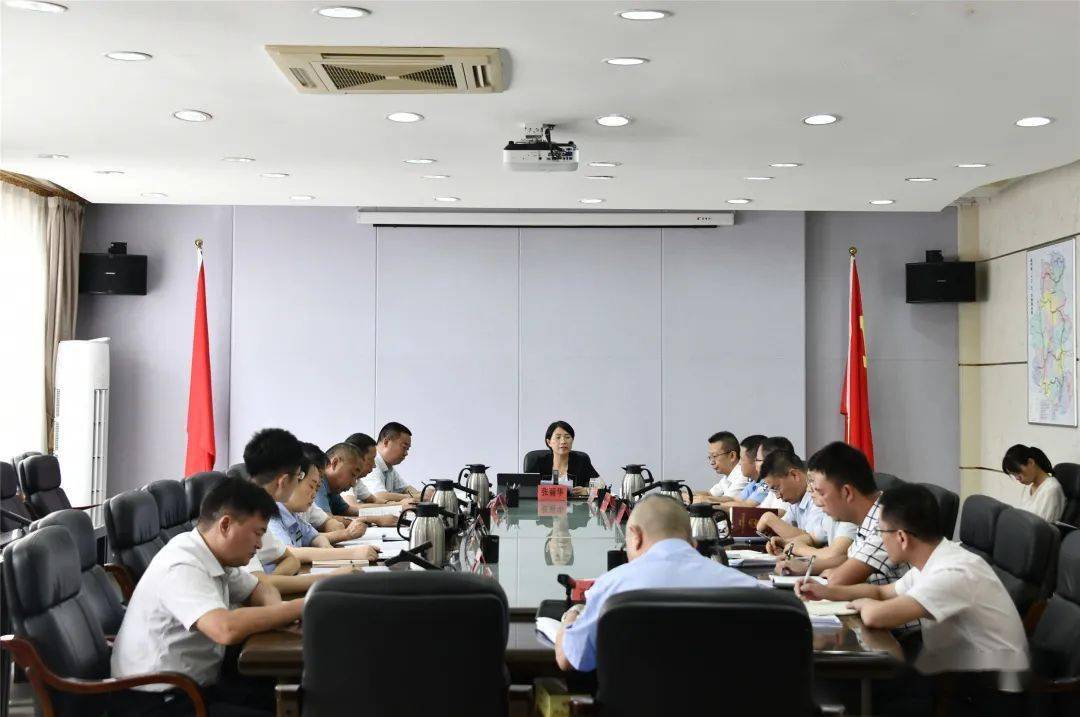 县委常委,政法委书记罗金旺主持会议.