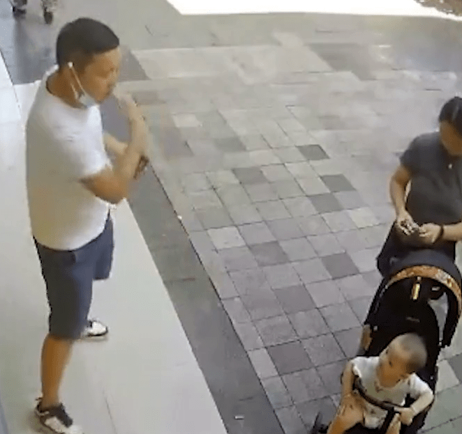 身后|男子买早餐看到身后婴儿车 怕呛到孩子主动灭烟并用手驱散烟味