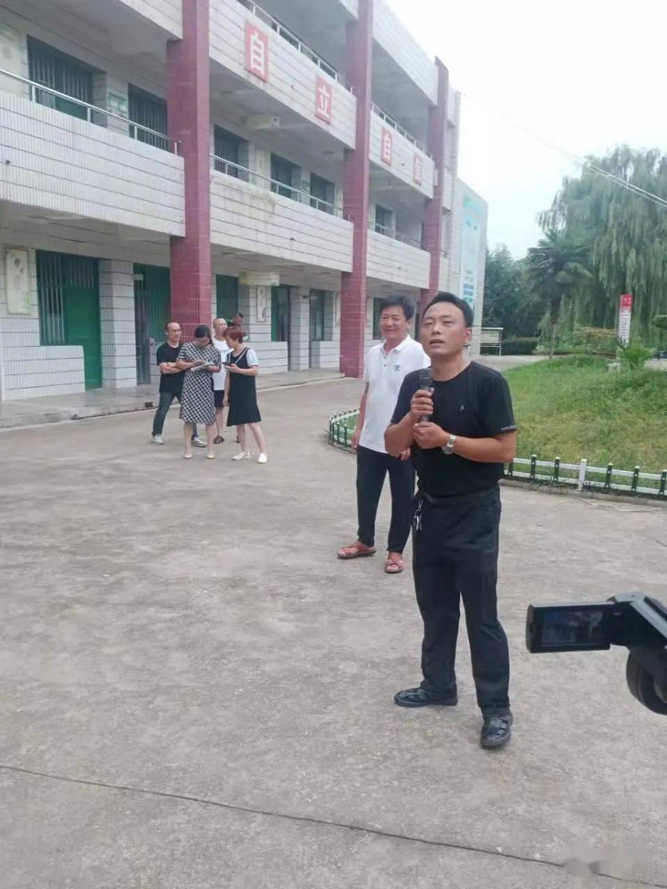 67鄠邑区家长为白庙初级中学赠师心如水牌匾谢师恩