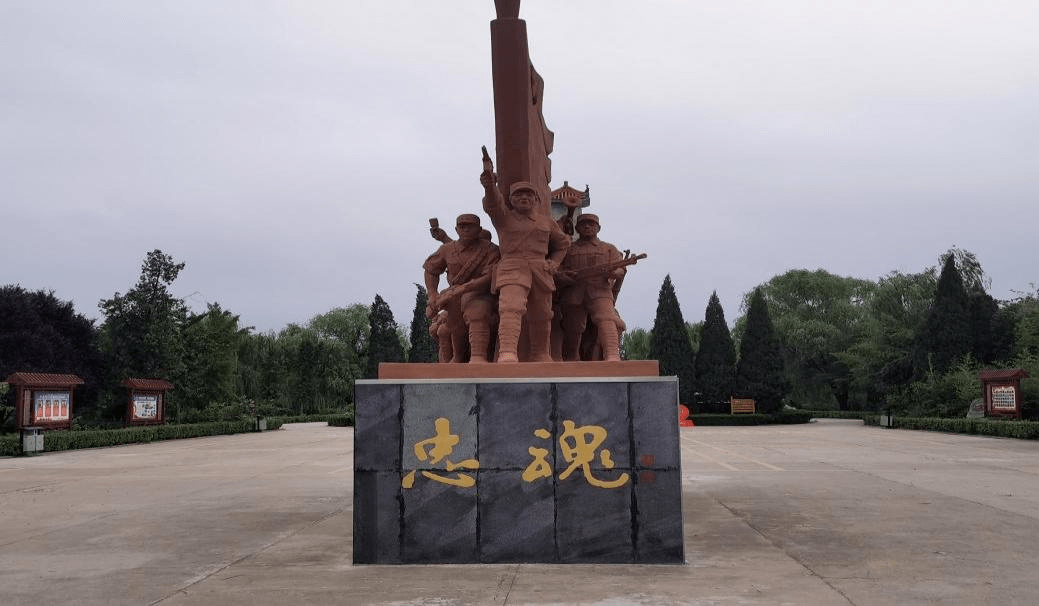 当天上午,队员郭世魁来到睢杞战役纪念馆,依次按照"雕塑忠魂-睢杞