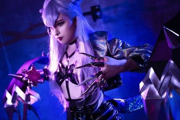 Cos|老兄你真辣！LOL女装大佬Sneaky伊芙琳Cos魅惑登场