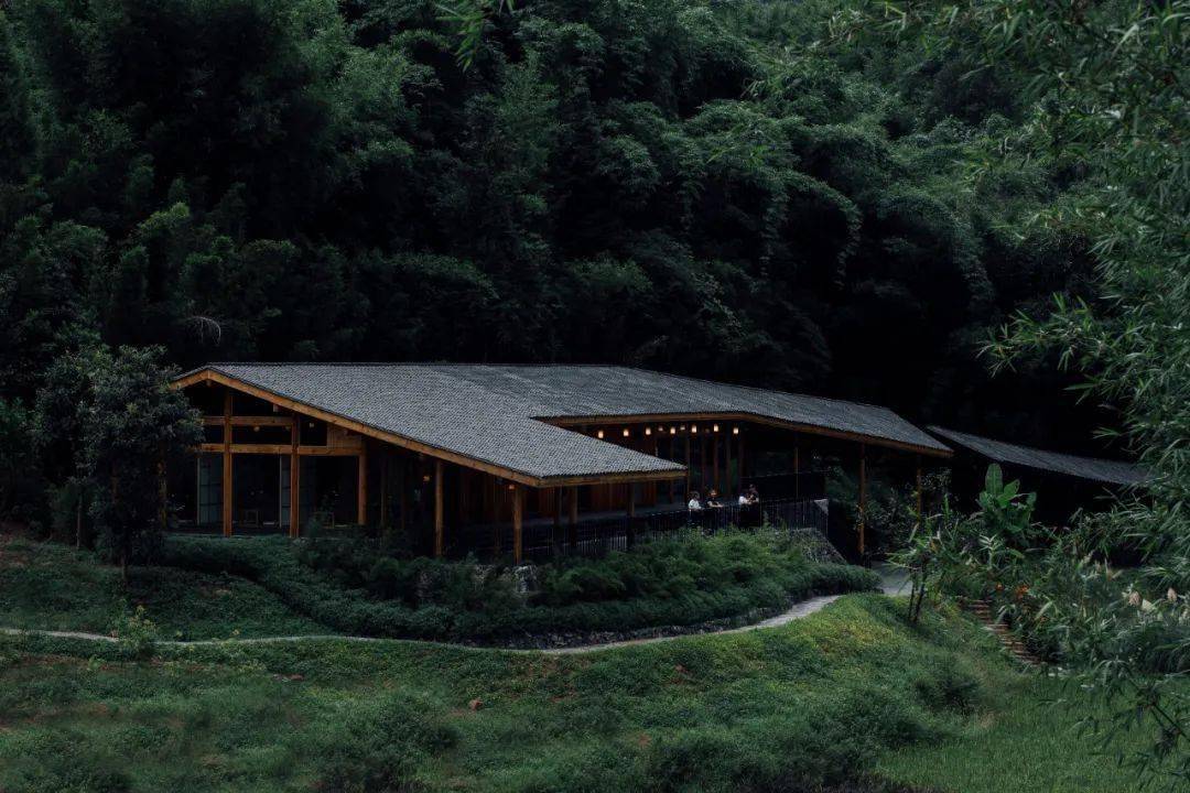 与此同时,在四川宜宾的竹枝书院,也在此"秀"了一把山林间的美.