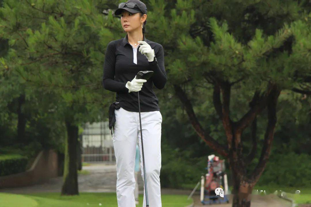 闫盼盼5杆大胜起点中巡明珠站三人并列亚军