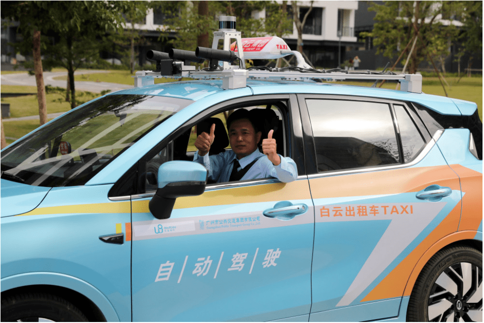 载着货物前往目的地它们井然有序地行驶……出租车,公共汽车,货车