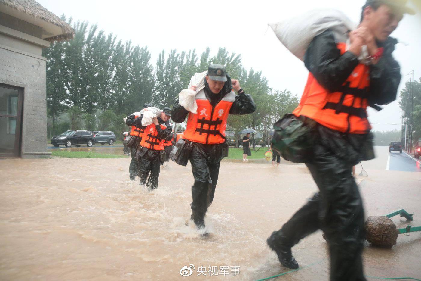 武警河南总队750多名官兵紧急投入抗洪抢险