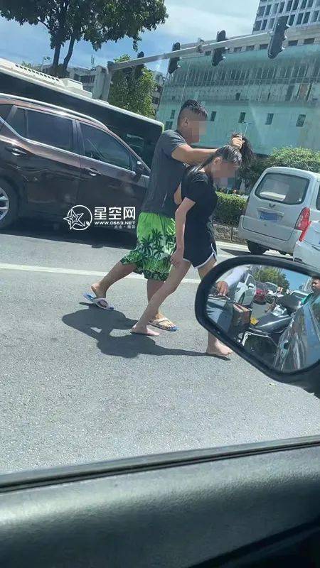 打架扯衣服图片